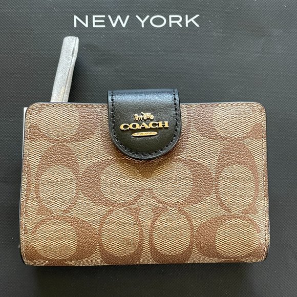 coach Medium Corner Zip Wallet In Signature Canvas - Picture 1 of 5